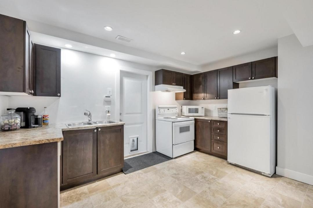 Private 1 Bedroom In Brookswood Langley Exterior photo